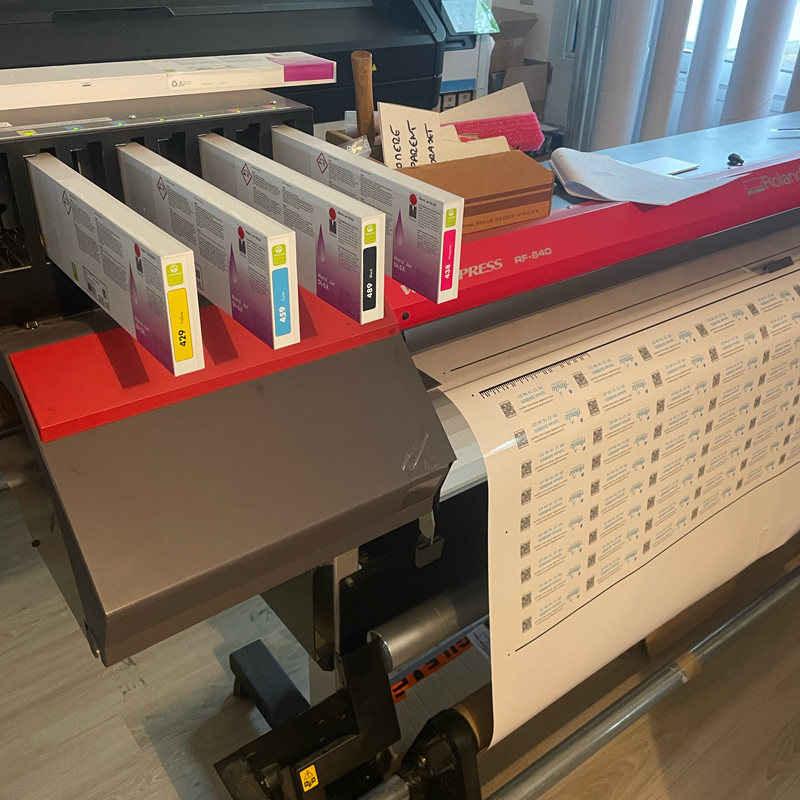 Traceur Roland en impression éco-solvant pour stickers vinyle